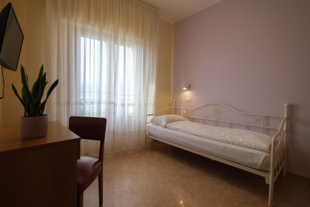 Casa Vacanza - Casa Del Padre Nascimbeni Torri Del Benaco Exteriör bild